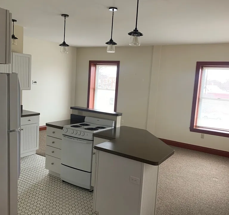 133 E Main St