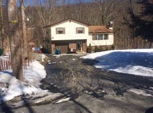 2222 Sparrow Rd, Bushkill, PA 18324