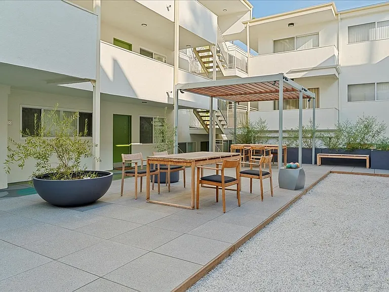 6615 Franklin Ave. — Photo 15