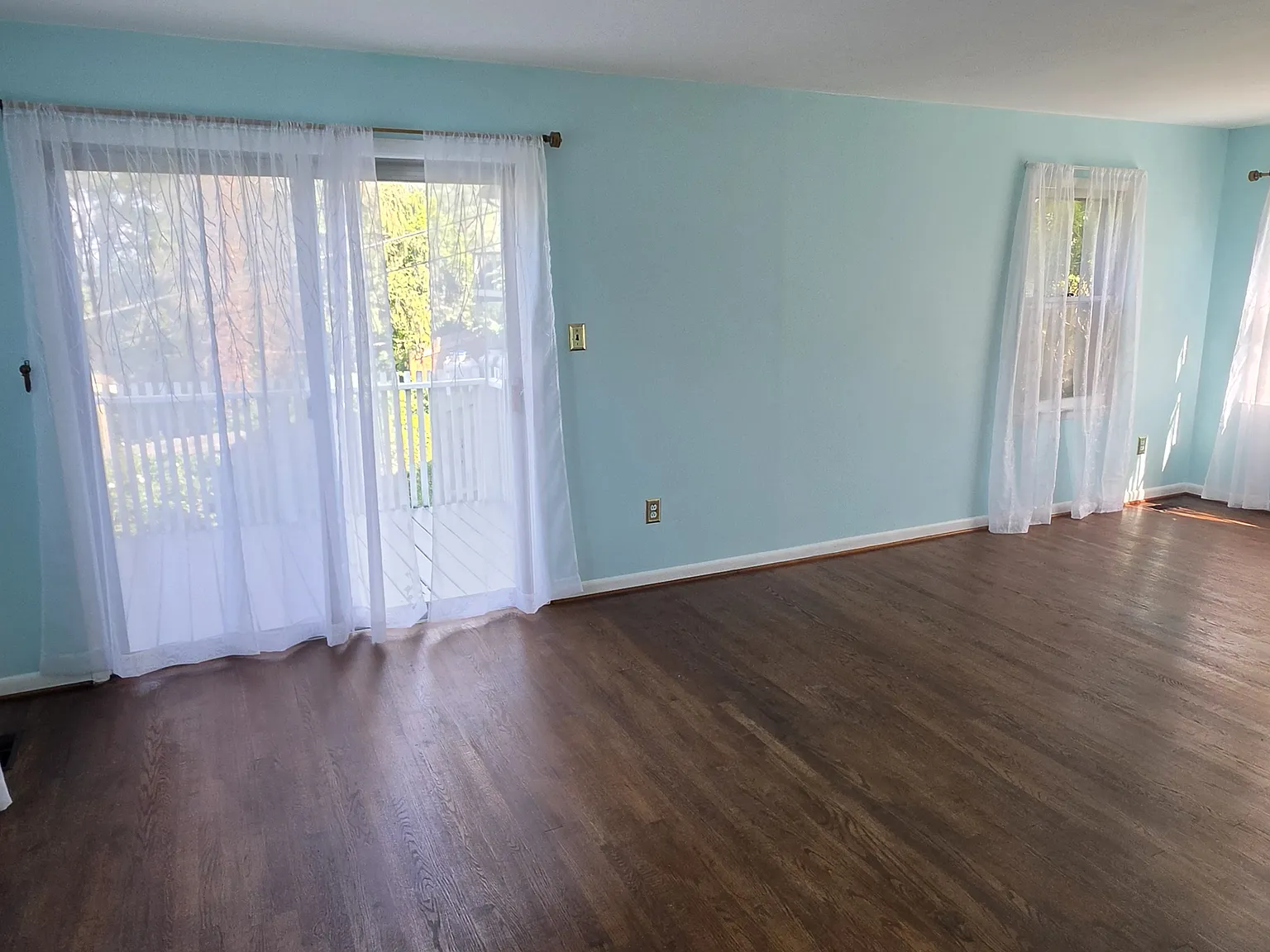 4 bed, 2200 sqft, $2,400 — Photo 4