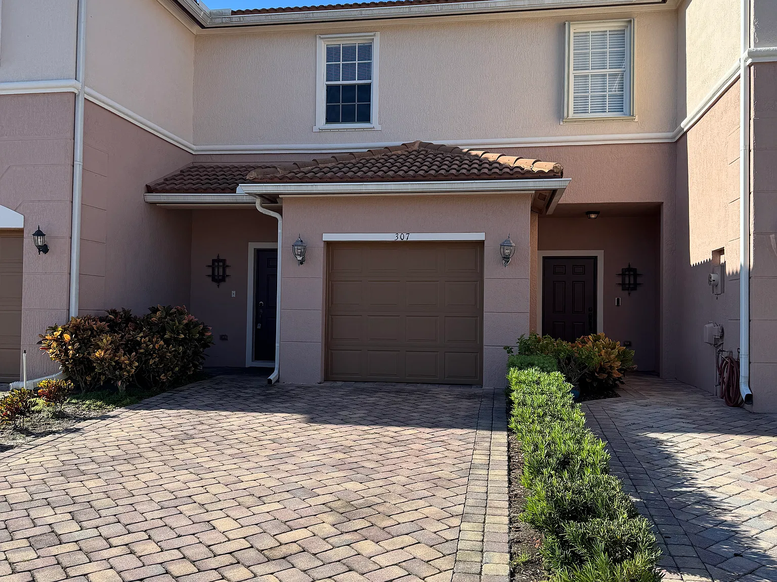 2 bed, 2.5 bath, 1364 sqft, $1,900 — Photo 1