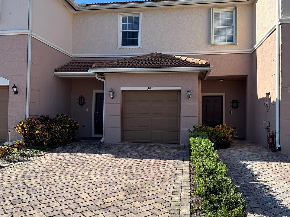 307 Provence Pl