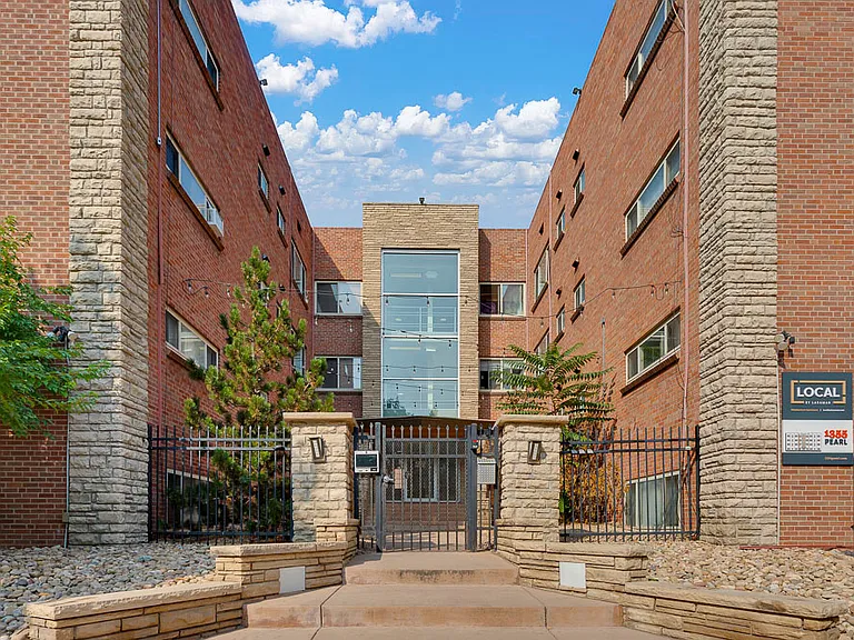 1335 E Pearl Entrance