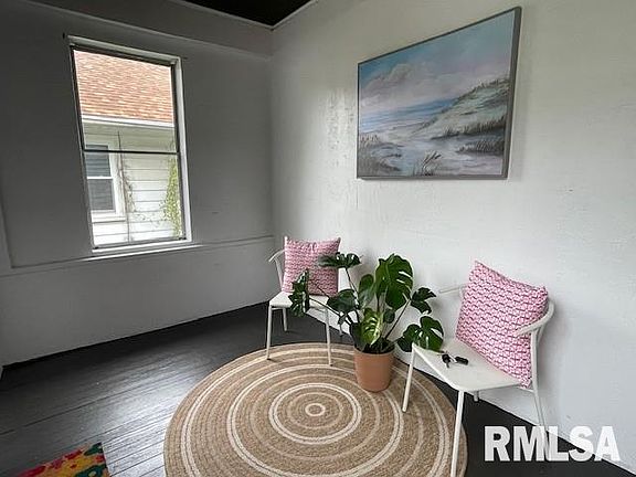 3rd image of 823 W Virginia Ave