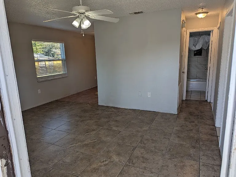 5607 20th St W — Photo 2