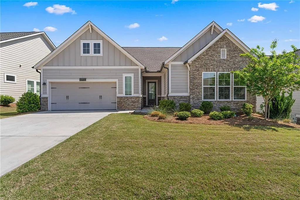3 bed, 2.0 bath, 2329 sqft, $2,600 — Photo 3