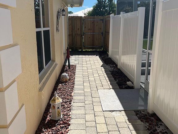 3rd image of 8390 SE Camellia Dr