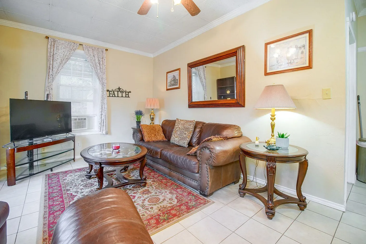 1 bed, 1.0 bath, 796 sqft, $1,290 — Photo 1