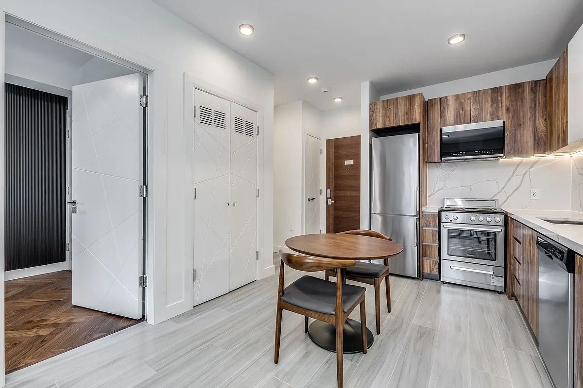 Building Photo - 1168 Pendrell St #303