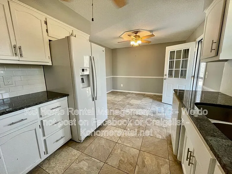 10606 N Oak Trafficway — Photo 9