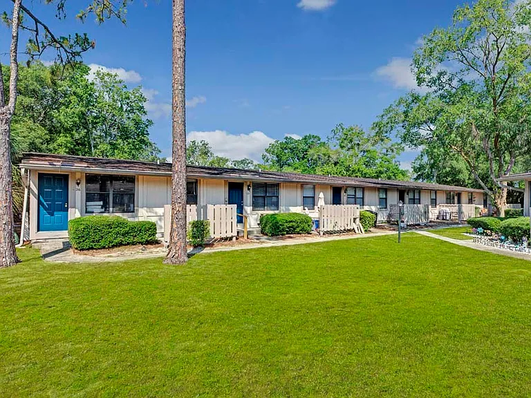 Oak Shade Apartments — Photo 2