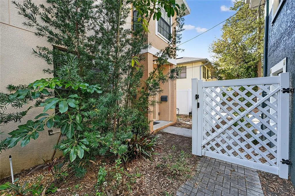 3 bed, 2.5 bath, 1410 sqft, $3,750 — Photo 2