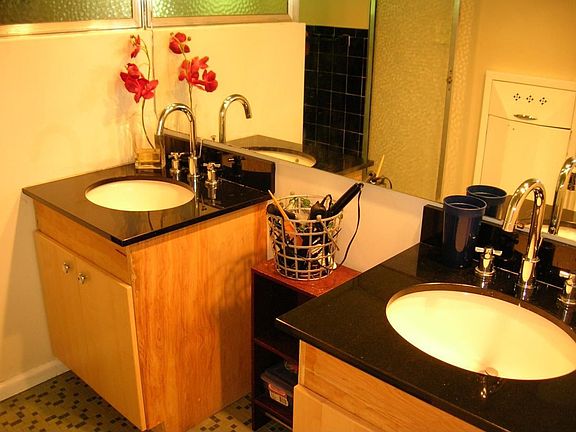 Double sinks in Full Bathroom