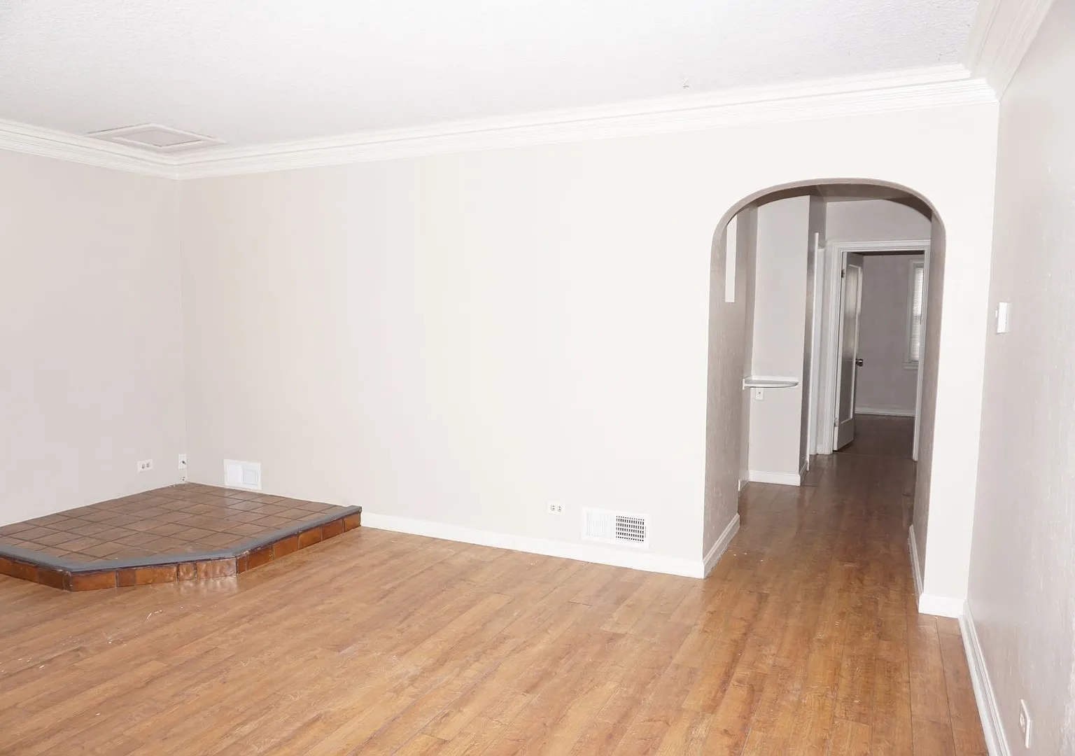 2 Bedroom Duplex Located Near Memorial Park & Downtown — Photo 3