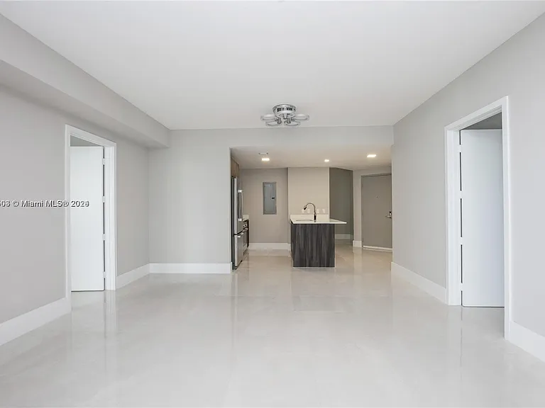 488 NE 18th St #311 — Photo 3