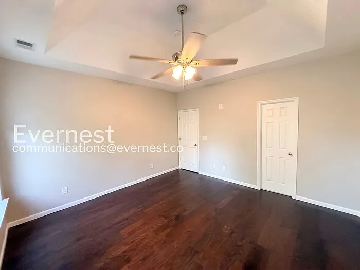 1136 Washington Dr — Photo 12