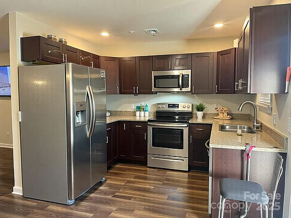 3rd image of 1014 W Sewell St