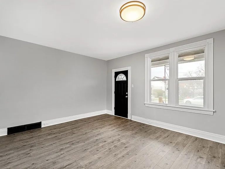 105 Broadway St — Photo 6
