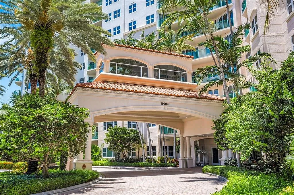 19900 East Country Club Drive #210 (Torre sur) - 210 — Photo 3