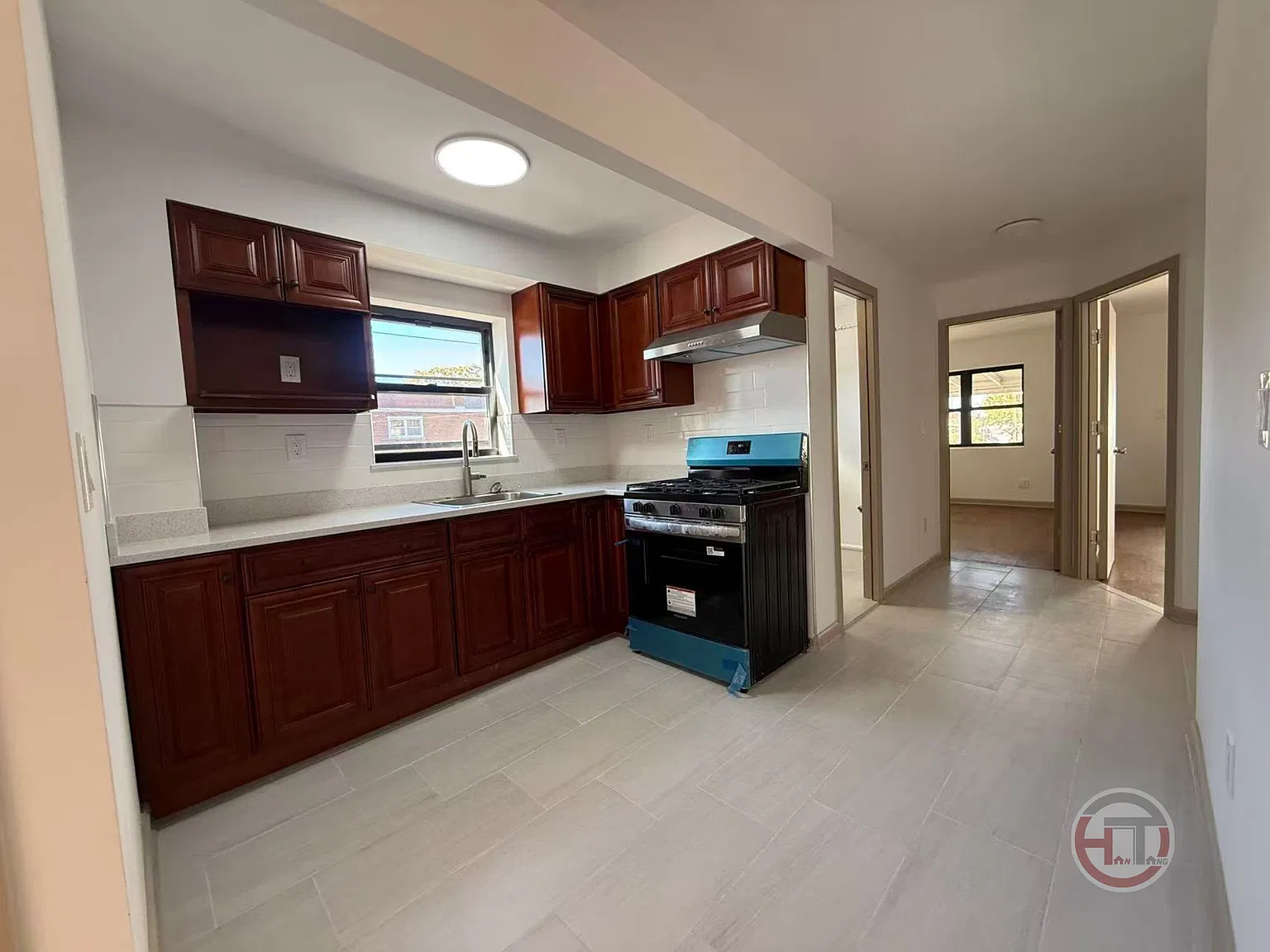 3 bed, 1100 sqft, $3,373 — Photo 4