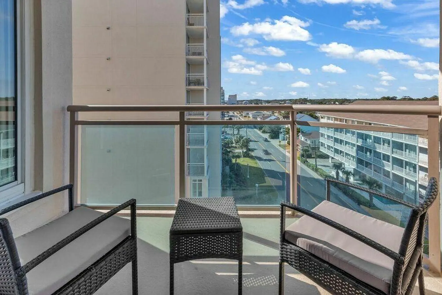 2 bed, 2.0 bath, 1097 sqft, $3,062 — Photo 2