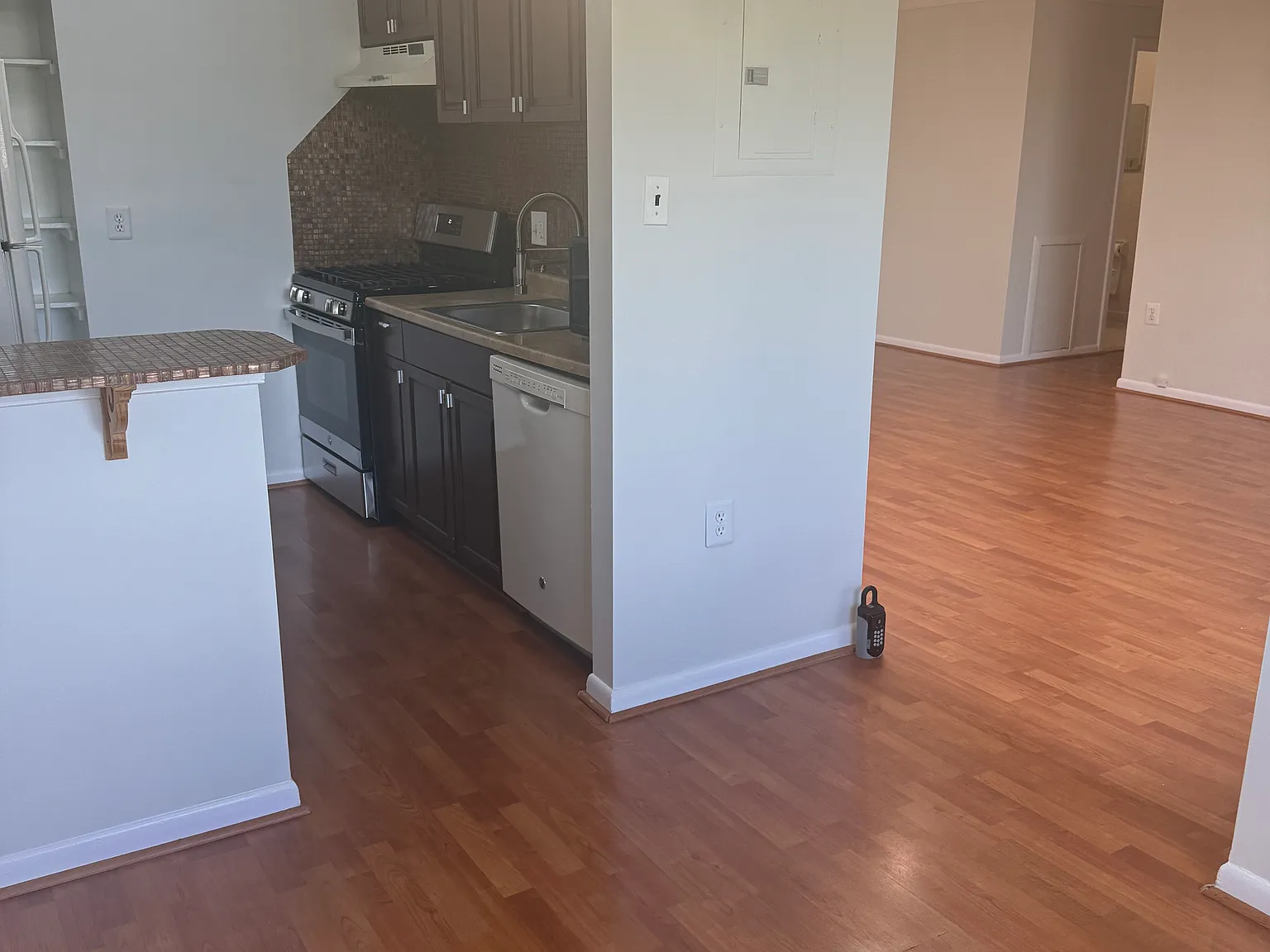 2 bed, 959 sqft, $2,400 — Photo 2