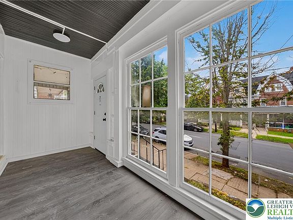 5th image of 916 Center St