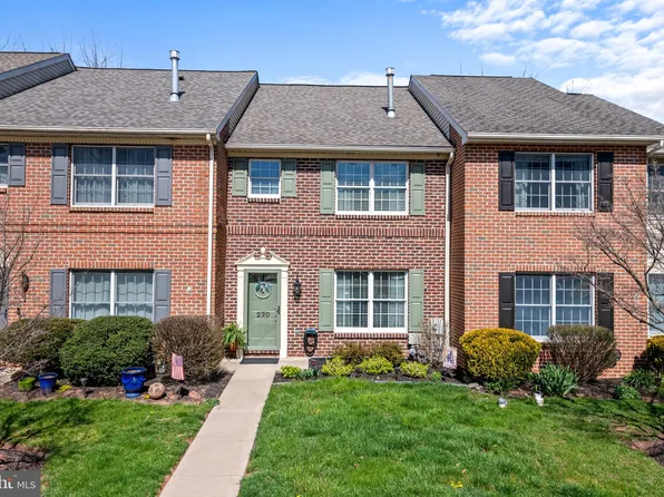 220 Georgetowne Ct, Royersford, PA 19468
