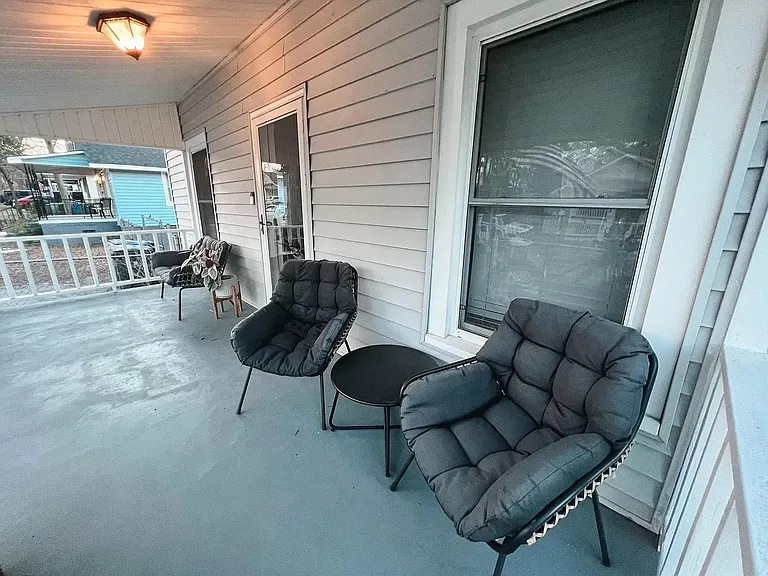 300 Augusta St — Photo 4