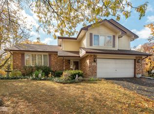 565 Cimarron Dr W, Aurora, IL 60504