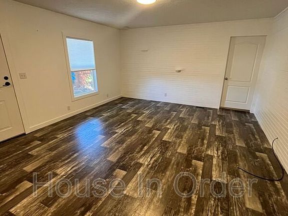 5th image of 1037 Riverside Dr