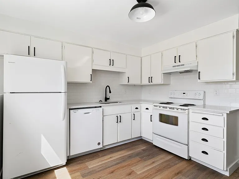 1036 E Desmet Ave — Photo 7