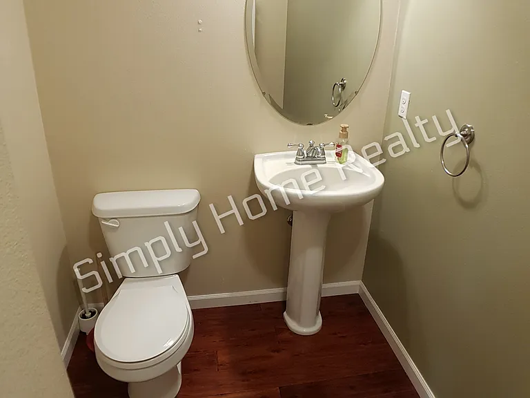 4518 Edgewater Blvd NE — Photo 4
