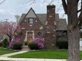 434 Touraine Rd, Grosse Pointe Farms, MI 48236