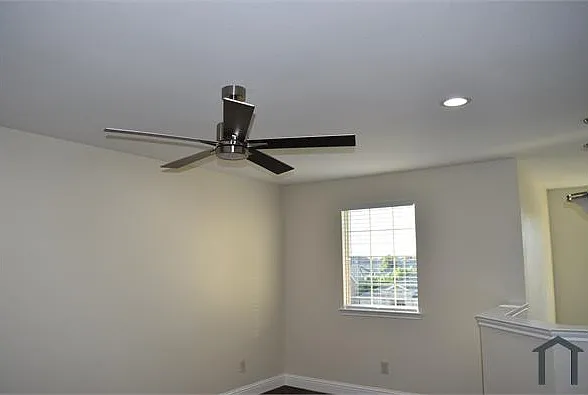 411 Paddock Ln — Photo 24