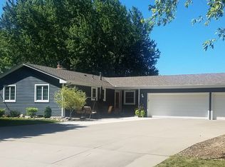 8945 Hilltop Dr, Saint Bonifacius, MN 55375