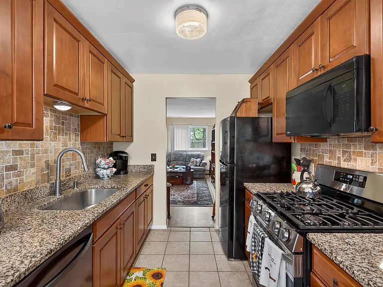 54 Whitman Ct — Photo 34