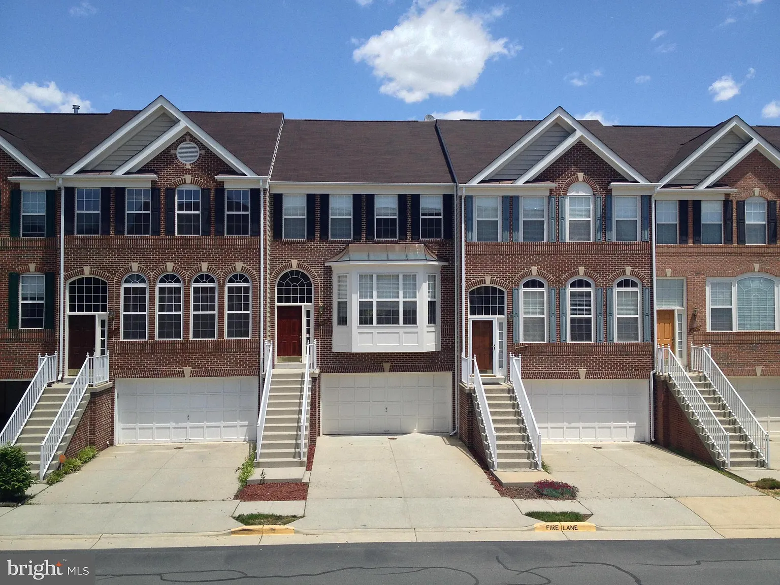 3 bed, 4.0 bath, 2416 sqft, $3,200 — Photo 3
