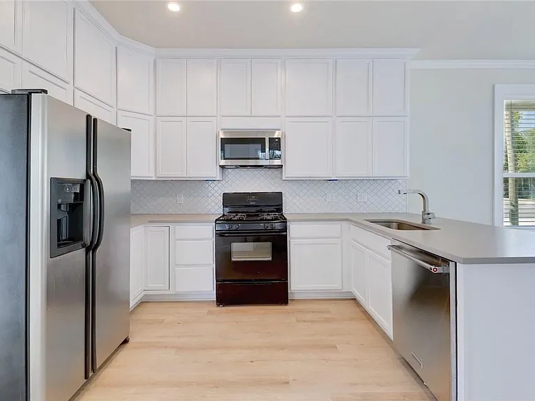 719 W 3rd St — Photo 10
