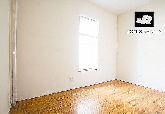 3rd image of 121 Saint Marks Pl APT 6