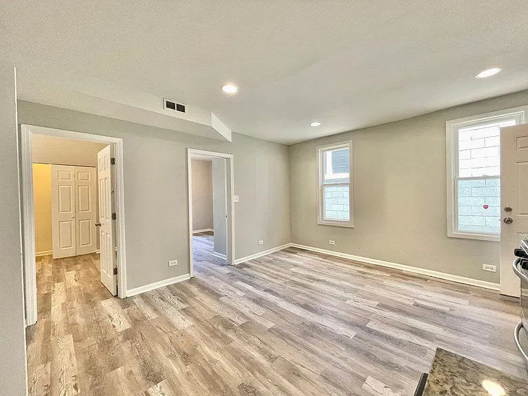2424 W Iowa St — Photo 11