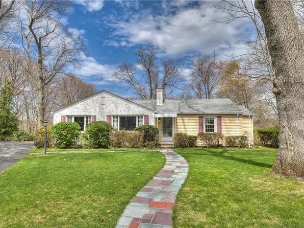 1 Pine Edge Ct, Warwick, RI 02889