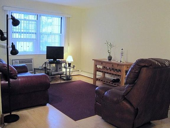 2nd image of 4 Fairharbor Dr