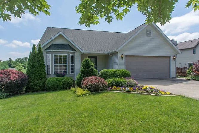 4104 Rosewood Dr photo 1