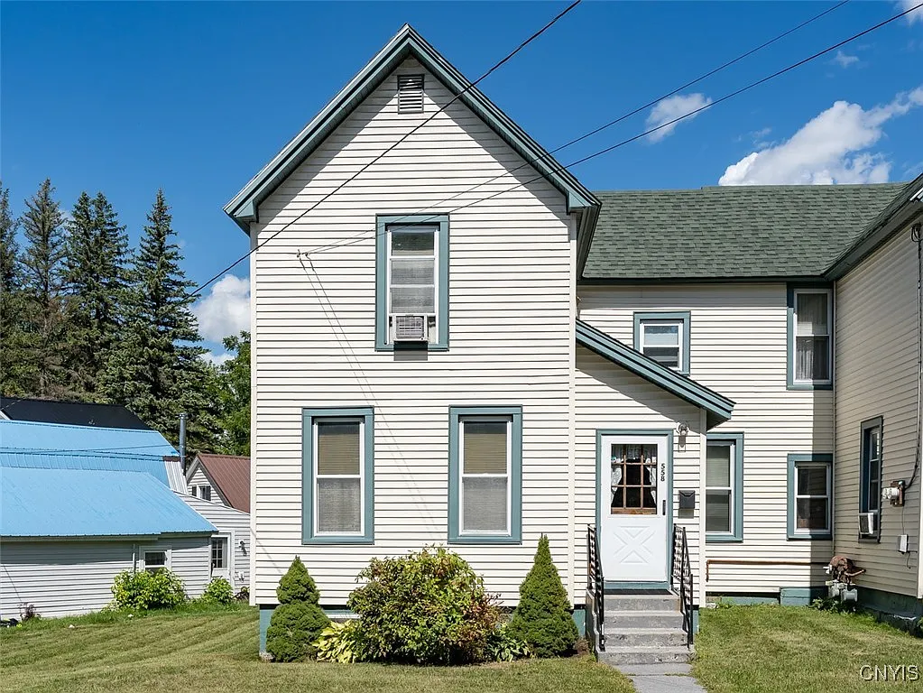 558 Adelaide St photo 1