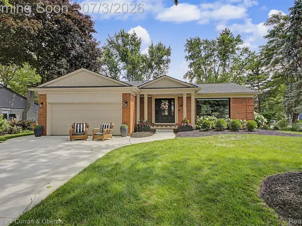 42299 Sunnydale Ln, Northville, MI 48168