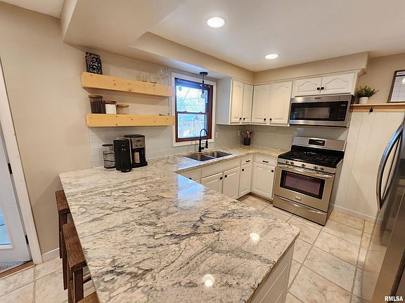 5th image of 410 Whippoorwill Dr