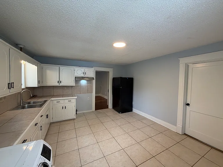 2321 W 16th St — Photo 3