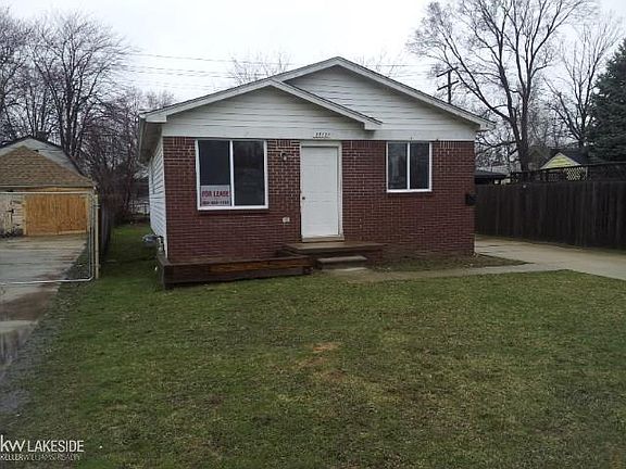 3rd image of 28727 Pinehurst St