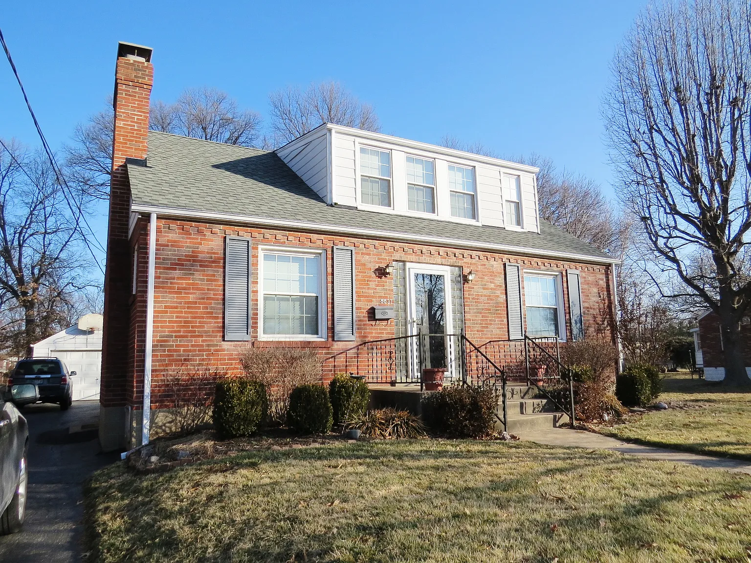 8837 White Ave photo 1